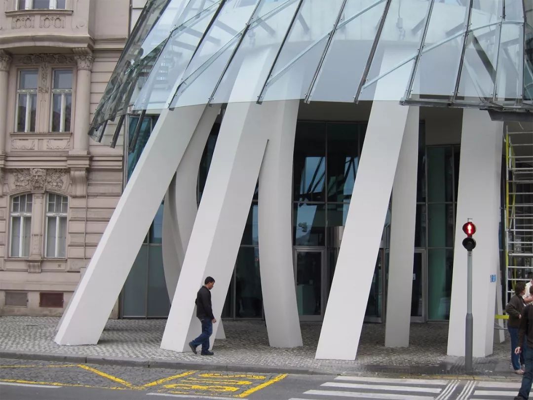 解构主义弗兰克盖里,美国建筑师弗兰克盖里的建筑风格