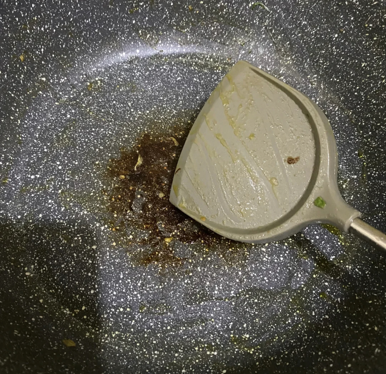 换过2次锅子我悟了，“不粘锅”和“铁锅”的差别，不是一点半点