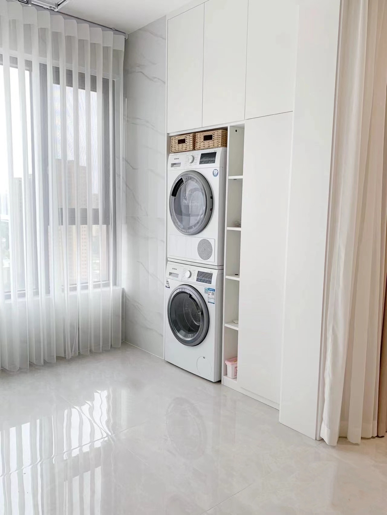 大白墙悬空电视柜颜色搭配效果图,小户型大白墙电视墙