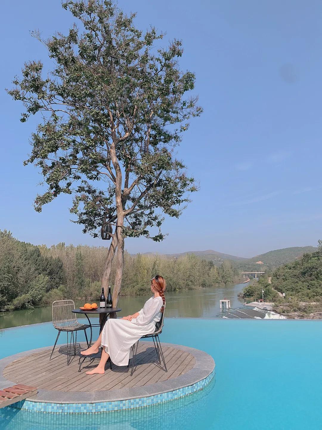 神仙眷侣辞掉高薪工作，爆改废弃山谷，悬崖高空造无边恒温泡池