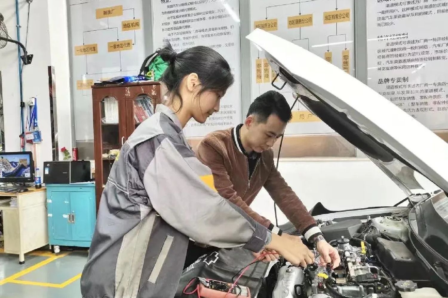青柠原创|17岁“汽修女孩”爆红，读职校也可获汽车名企高薪聘请