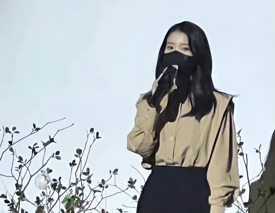 李钟硕IU恋情曝光！两人的恋爱痕迹被扒，李钟硕曾当众向女方表白