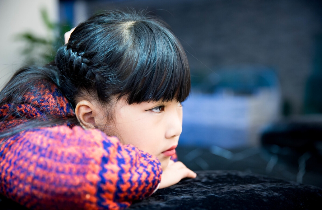 5岁女童尿尿喊痛，邻居阿姨扒下女孩裤子一看，含泪报...