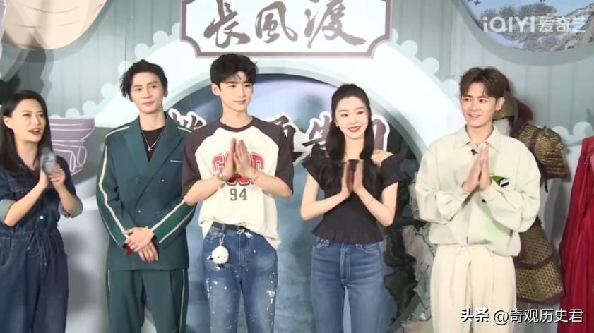 白敬亭宋轶扫楼拍照换玩偶,白敬亭穿外套抱宋轶