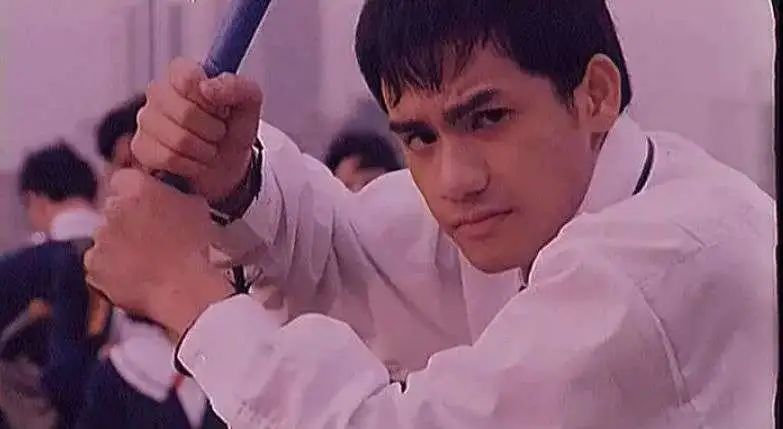 陈奕迅演唱会被拉上台,陈奕迅演唱会脱裤子