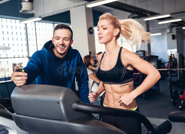 新手练腹肌正确方法健身房,新手健身房练腿的正确顺序