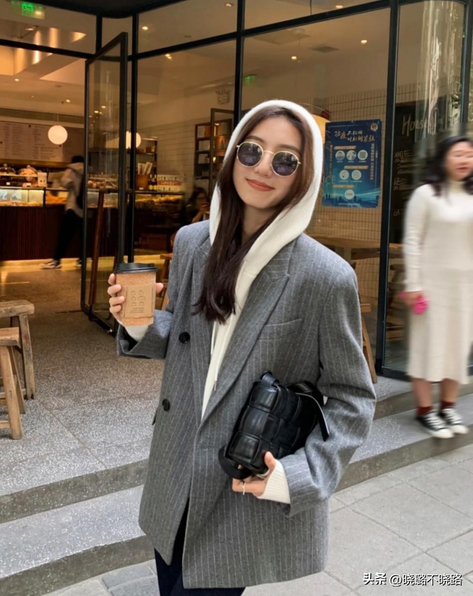 西装与卫衣的搭配是什么风,连帽卫衣西装外套怎么搭配