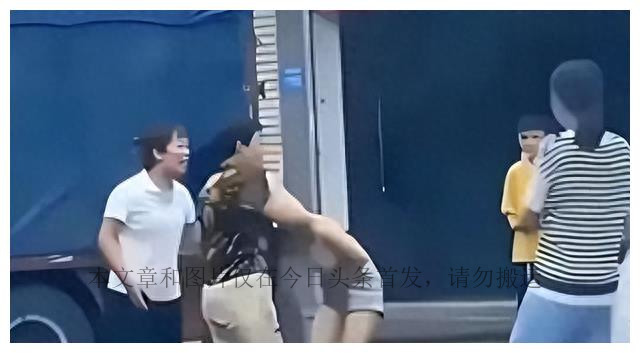 女子扒光小三衣服并往*体下**塞辣椒粉,随后将其游街半小时