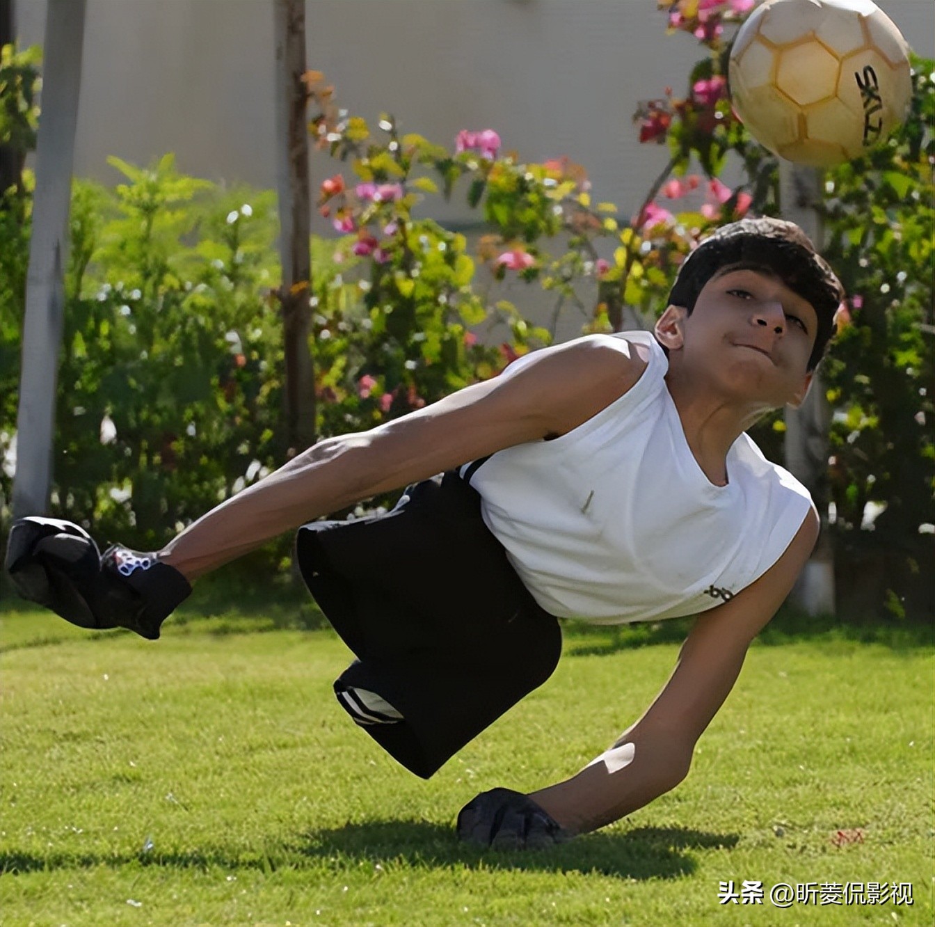 世界杯18岁小将又帅又能打,世界杯开幕式半身男孩引发热议