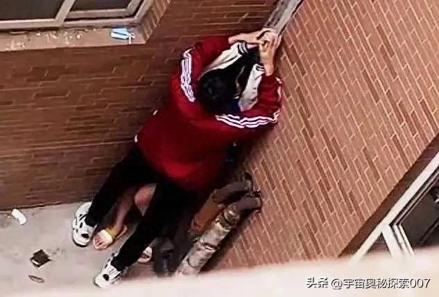 激情墙角，恋人狂吻，欲火难挡