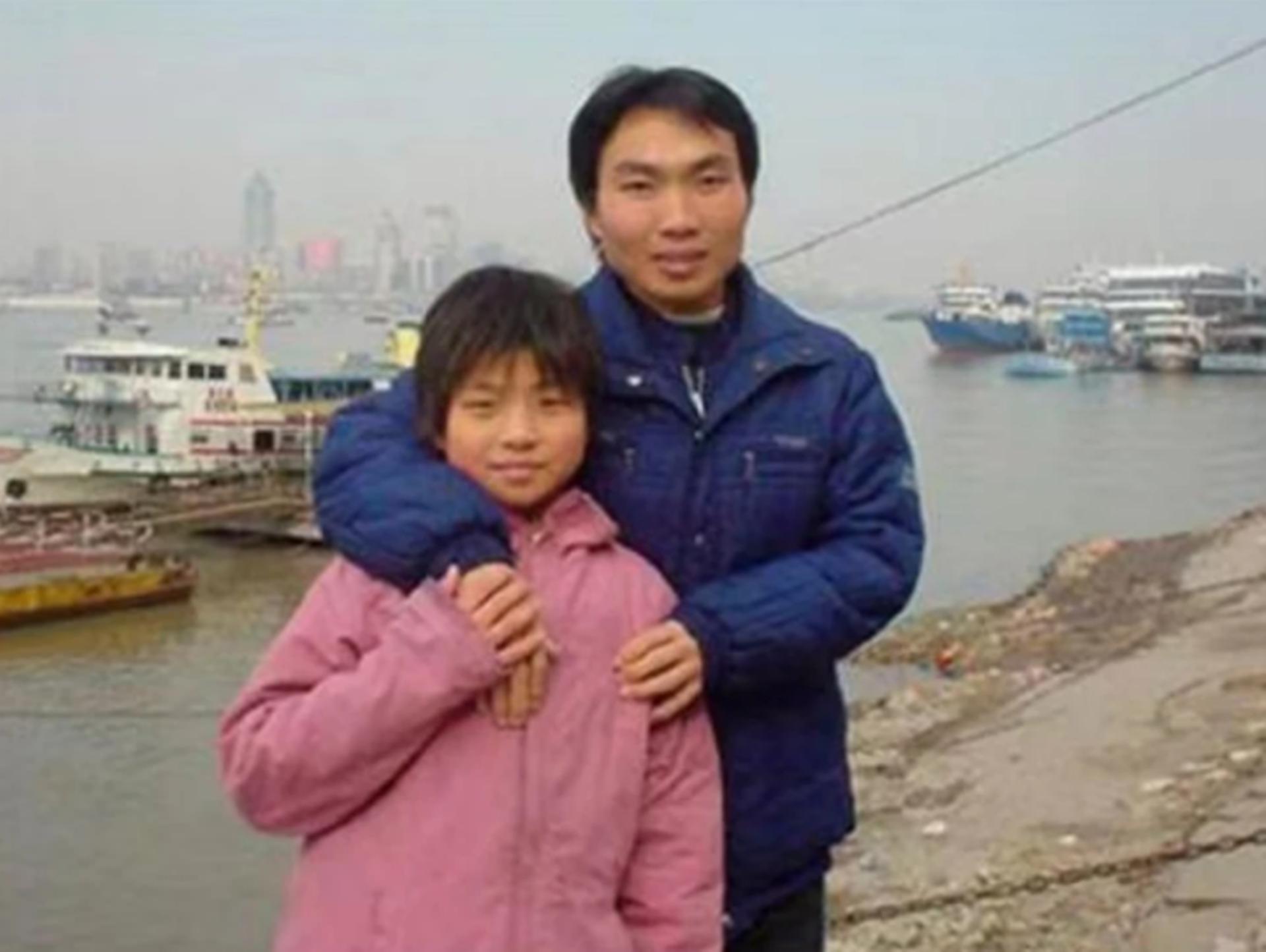 洪战辉12岁独自撑起家庭,洪战辉扛着废品上了火车