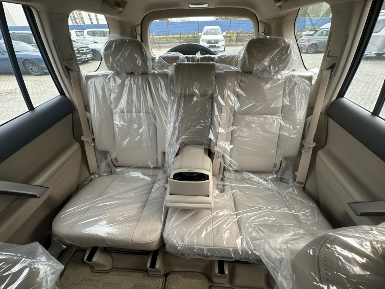 国六中东版霸道4000顶配，带熏黑套件，这样的外观真的很少见