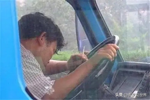 四川重大交通事故最新消息,四川面包车翻下公路路基致6死4伤