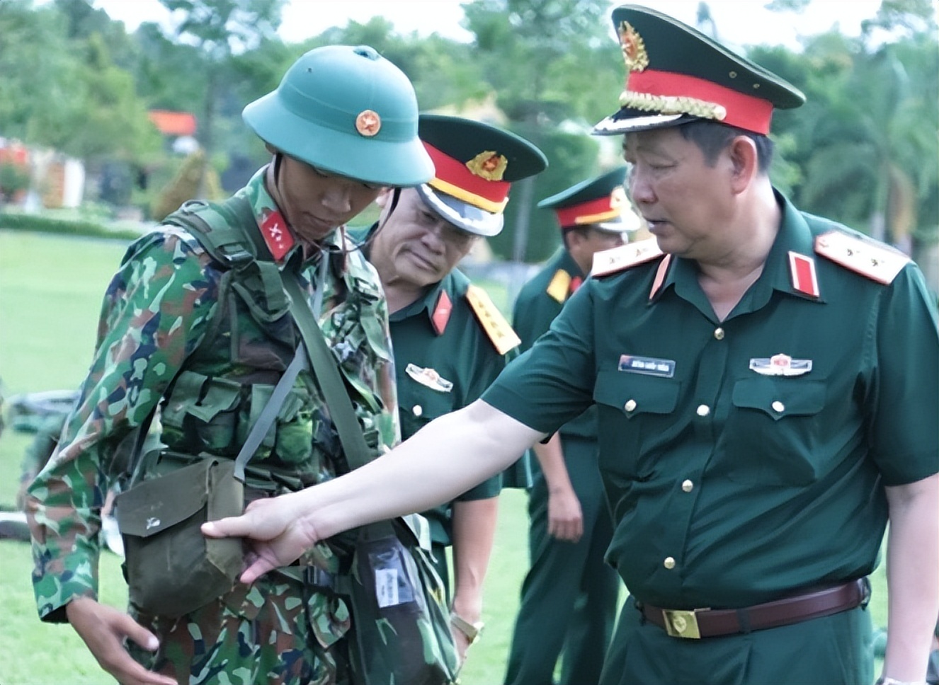 越南*队军**变*火军**商，女军官背LV包炫富，坍塌式腐败成世界之首