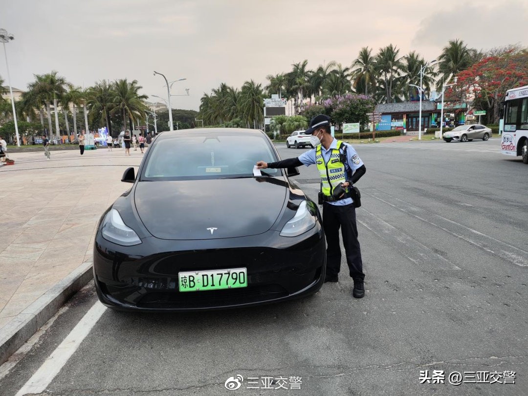 不文明行为曝光台机动车乱停乱放,不文明交通曝光台