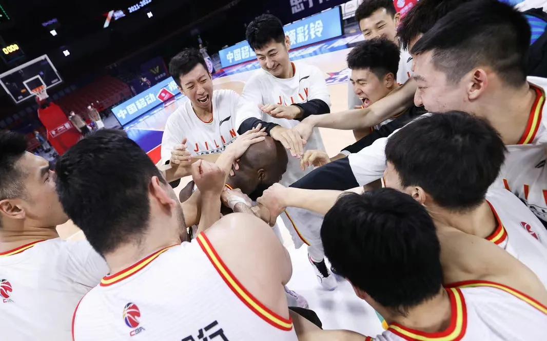 吉林东北虎惜败广东华南虎,东北虎击败虎王