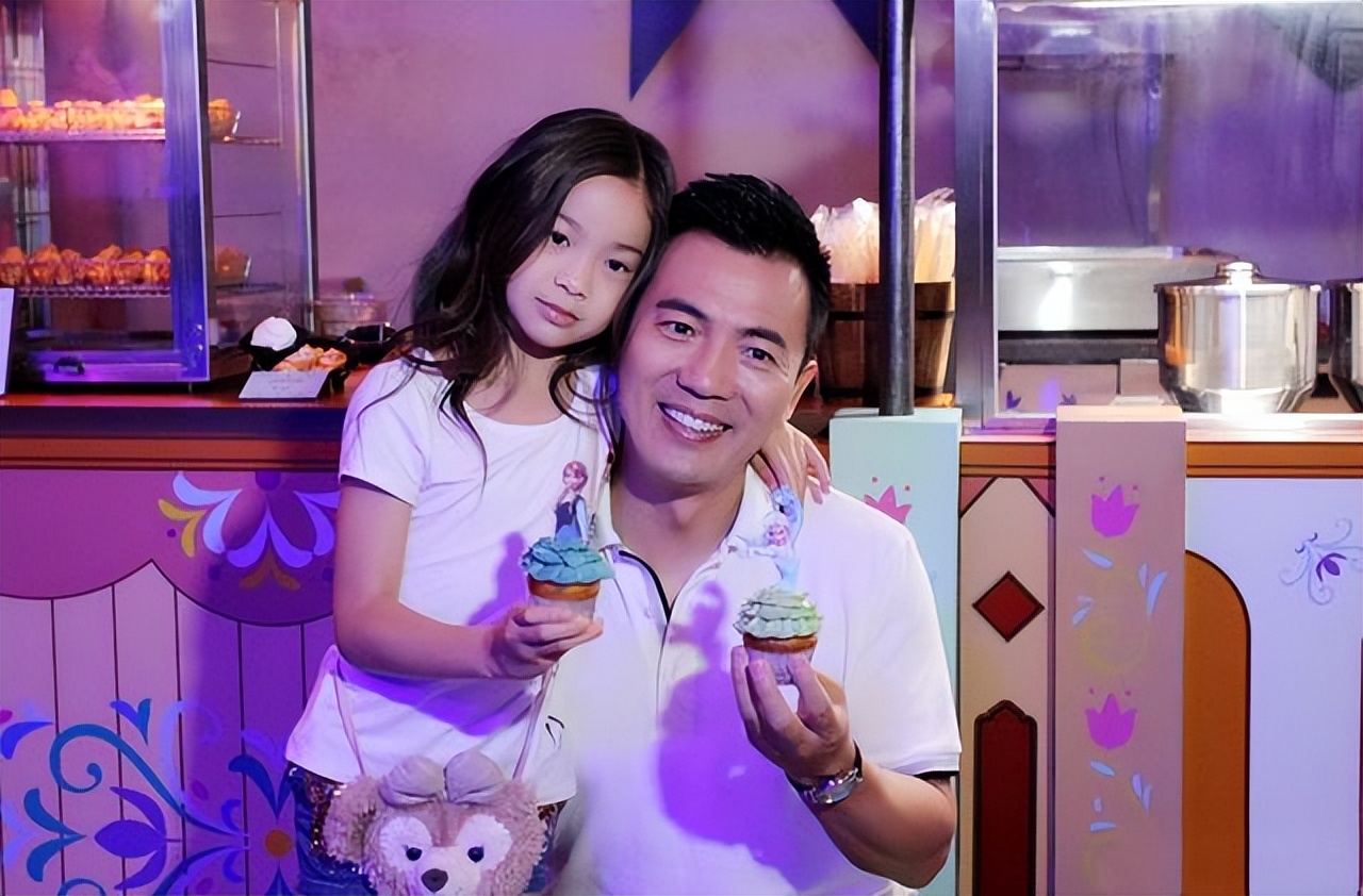 黄健翔前妻孙颖现状,黄健翔一家近照