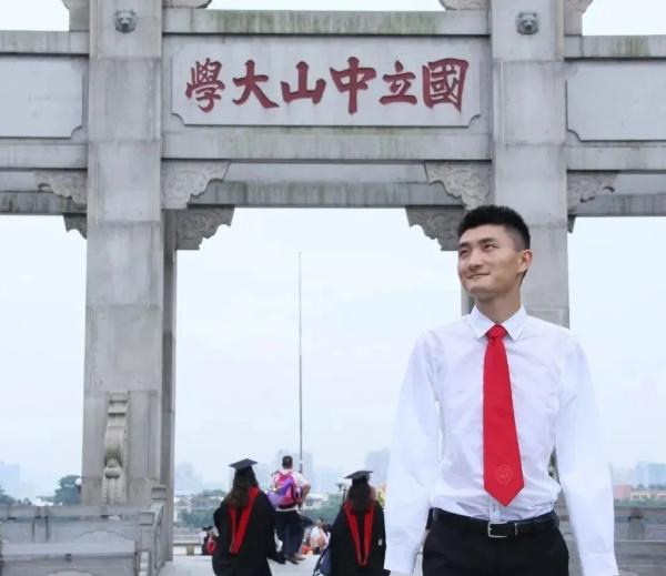 6岁小男孩失去双臂用脚写字,6岁失去双腿19岁单手爬进终点