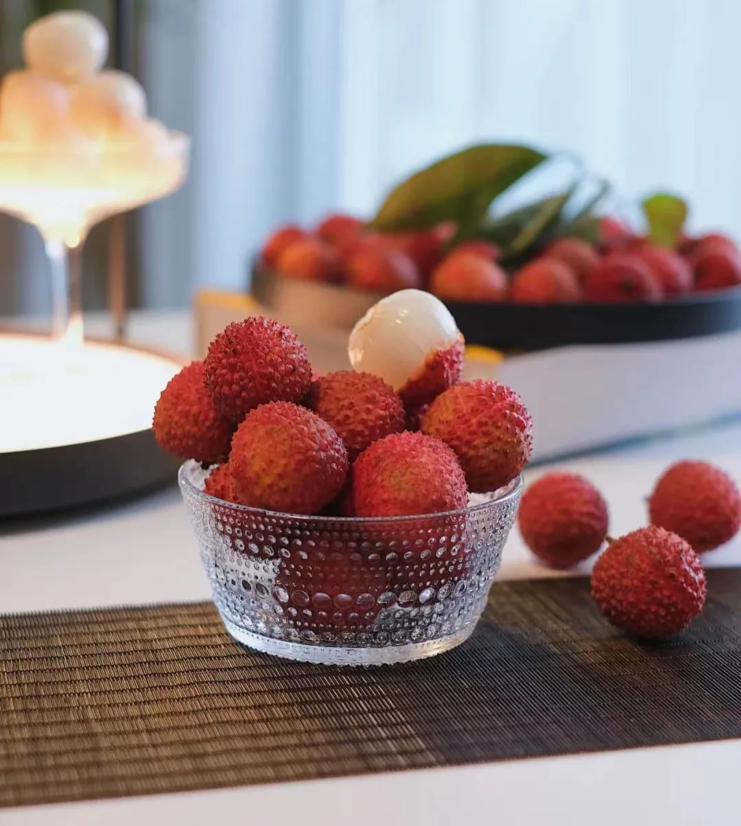 吃了很多个荔枝才发现里面有虫,吃了荔枝里面有白色的虫