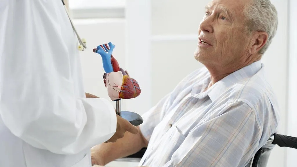 老人经常压腿、拉筋，对身体是好是坏？医生：3大好处会慢慢显现