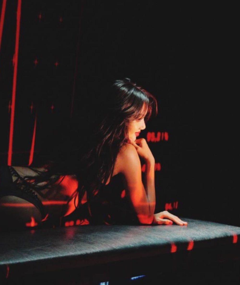 Lisa自晒“疯马秀”演出照，K线图前舞动，后台咧红唇跟继父同框