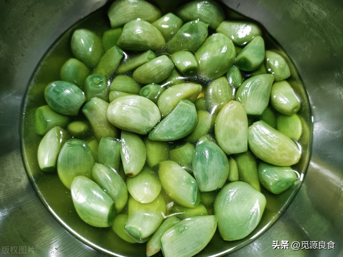 腌腊八蒜又绿又脆的正确方法,新蒜腌腊八蒜的方法