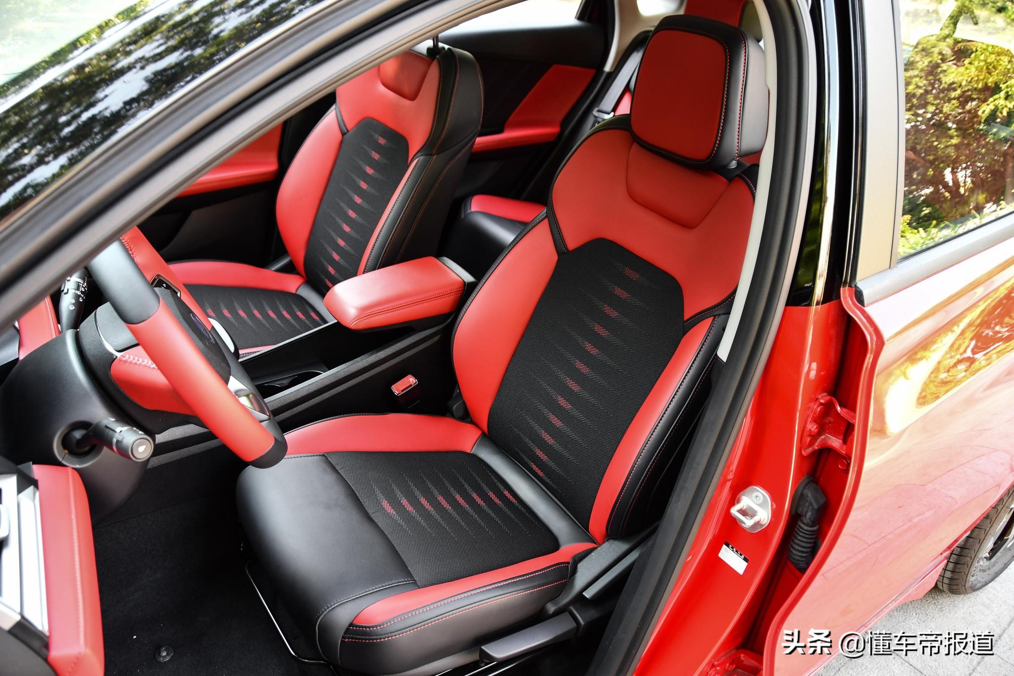 新能源比亚迪e2汽车测评,全新比亚迪e2到店实拍