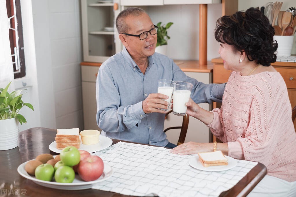 现在退休按档案还是身份证退休,退休身份证和档案不符按什么退休