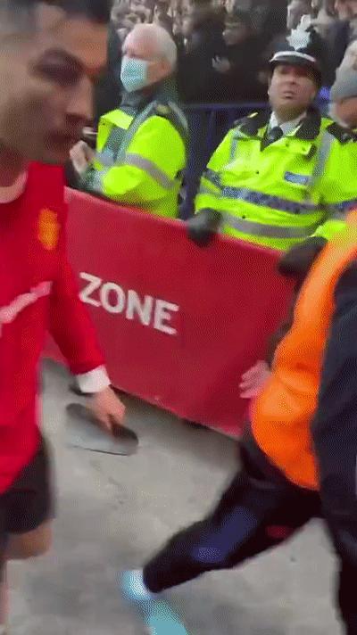 c罗输球怒摔手机,输球后的c罗