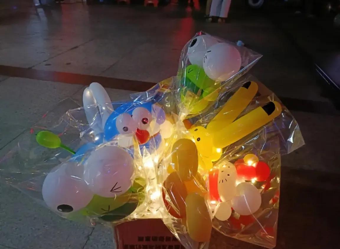 街头冷门暴利项目，卖发*气光**球一晚上能挣上几百元