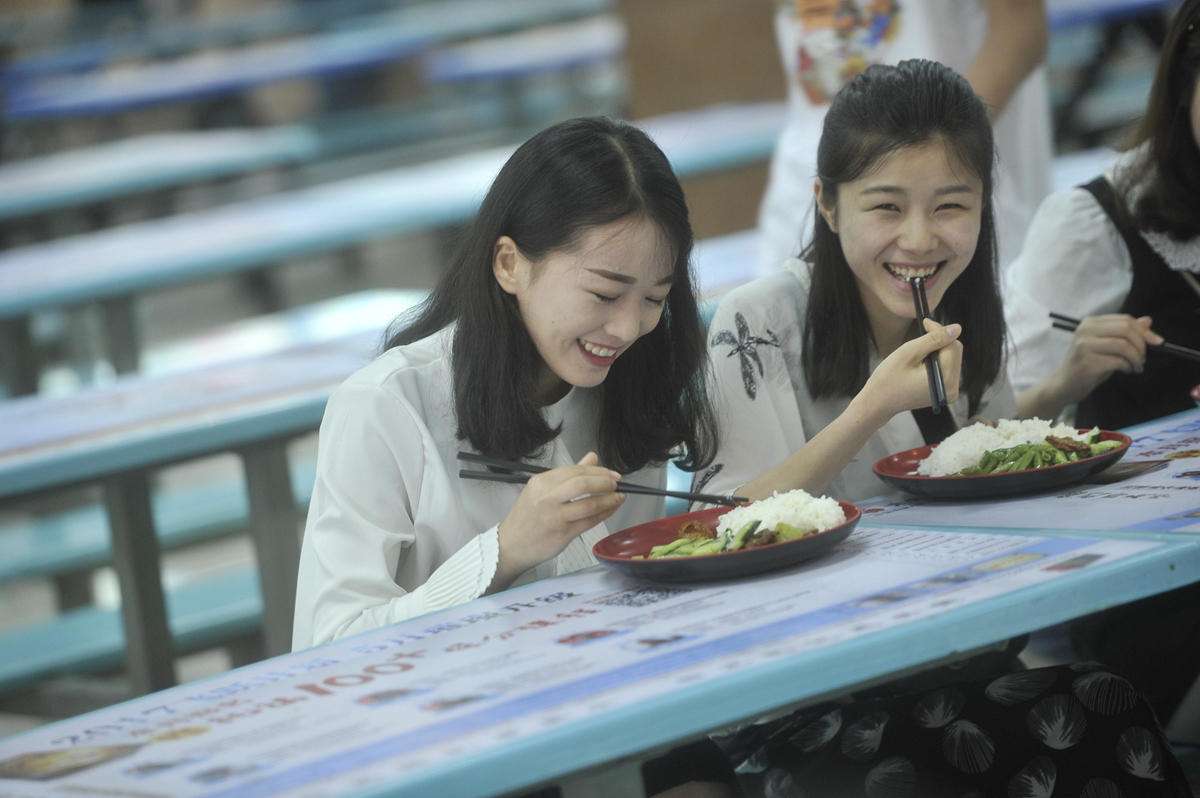 男生为小朋友讲解卫生巾,男孩用卫生巾的正确方法