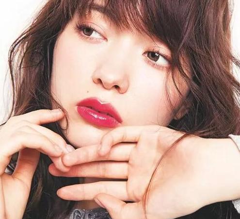 面相成熟的女人怎么打扮显年轻,长相显老的女生的特点