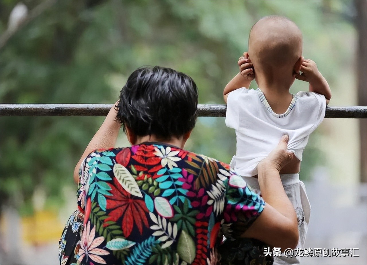 80岁老母瘫痪在床儿子要出去工作,老人瘫痪在床母亲以泪洗面