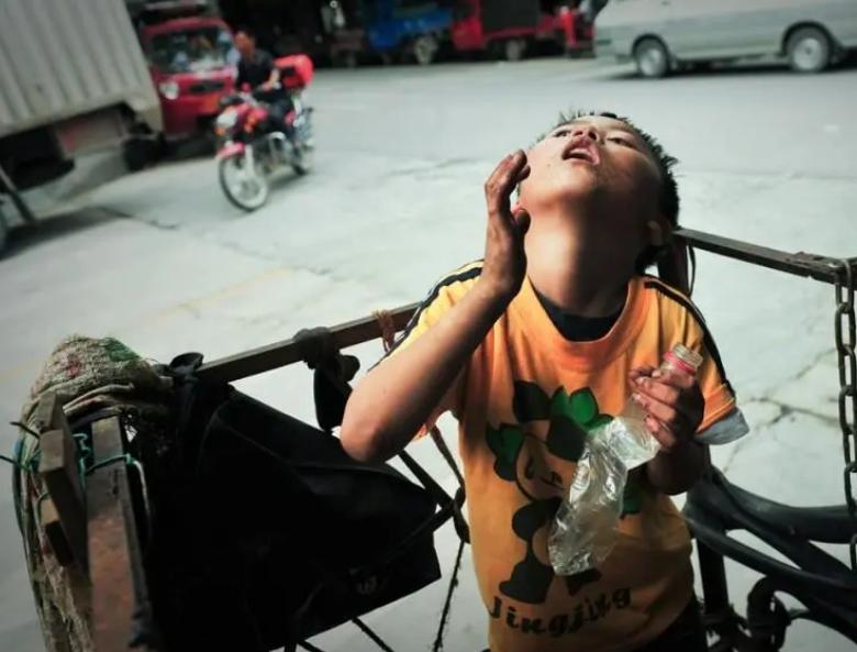 8岁男孩被锁在笼子里,七岁男孩被父亲锁笼子1年多