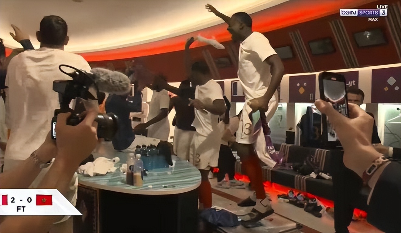 法国18年夺冠马克龙更衣室,马克龙在更衣室的发言