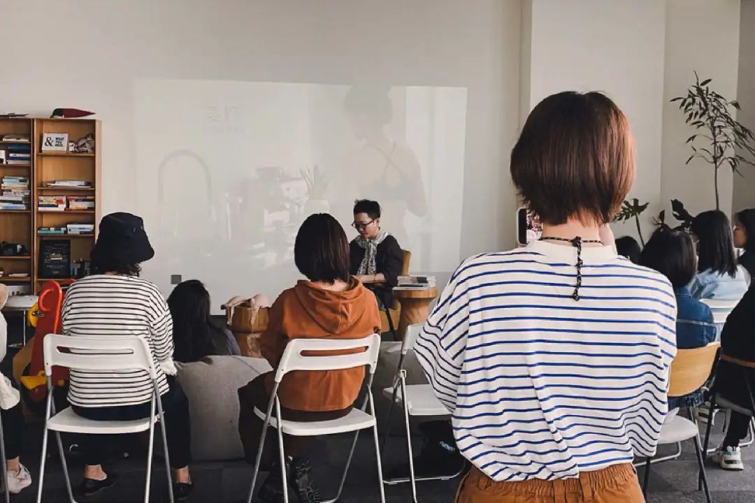 被「无尺码」内衣忽略的乳房。