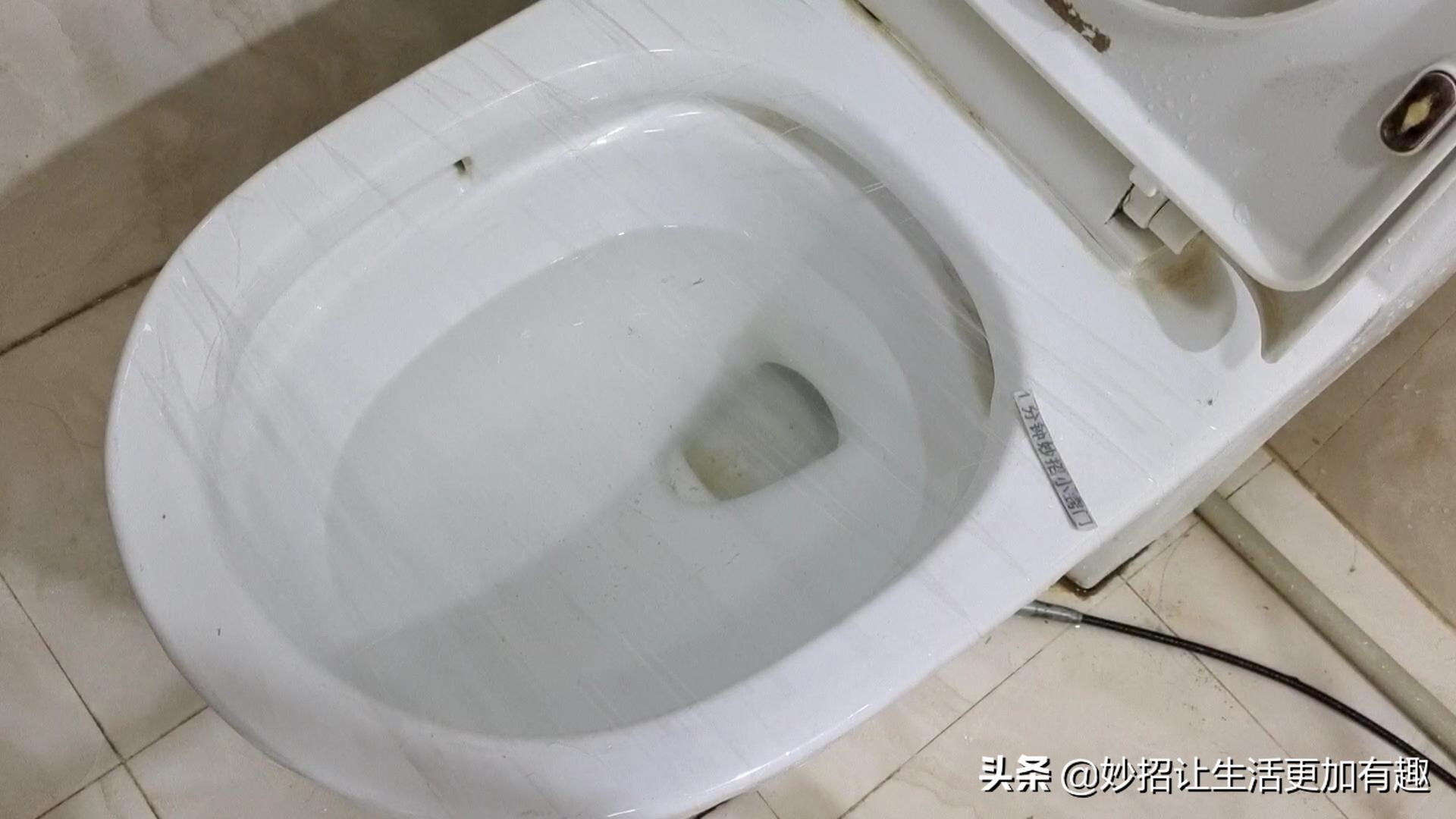 不管马桶怎么堵？老师傅教你用这种方法，不用任何疏通器