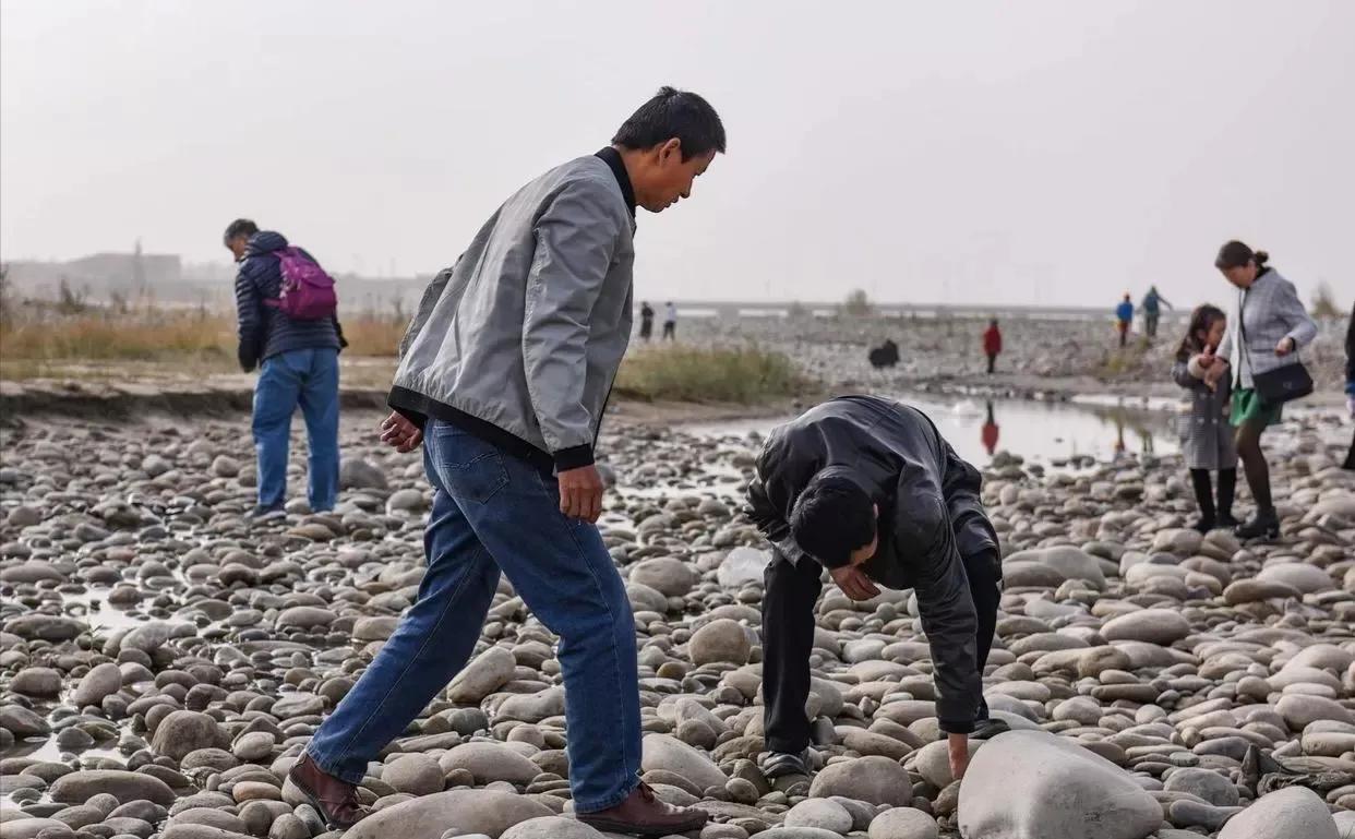 捡石头一天能挣多少,捡石头能赚到钱吗