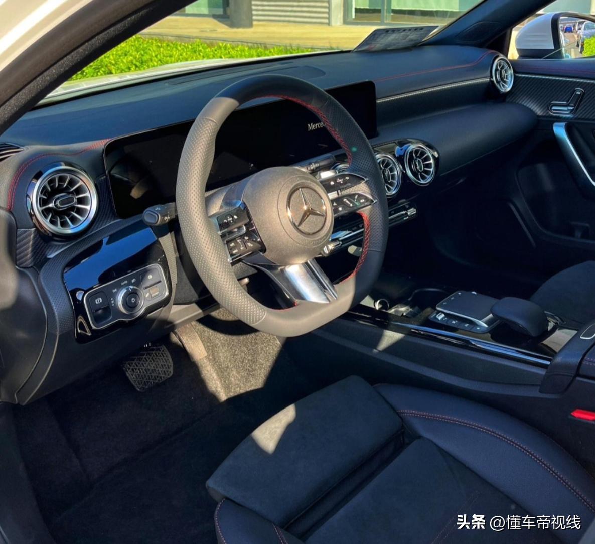 奔驰梅赛德斯24款落地价多少钱,新款奔驰24万元