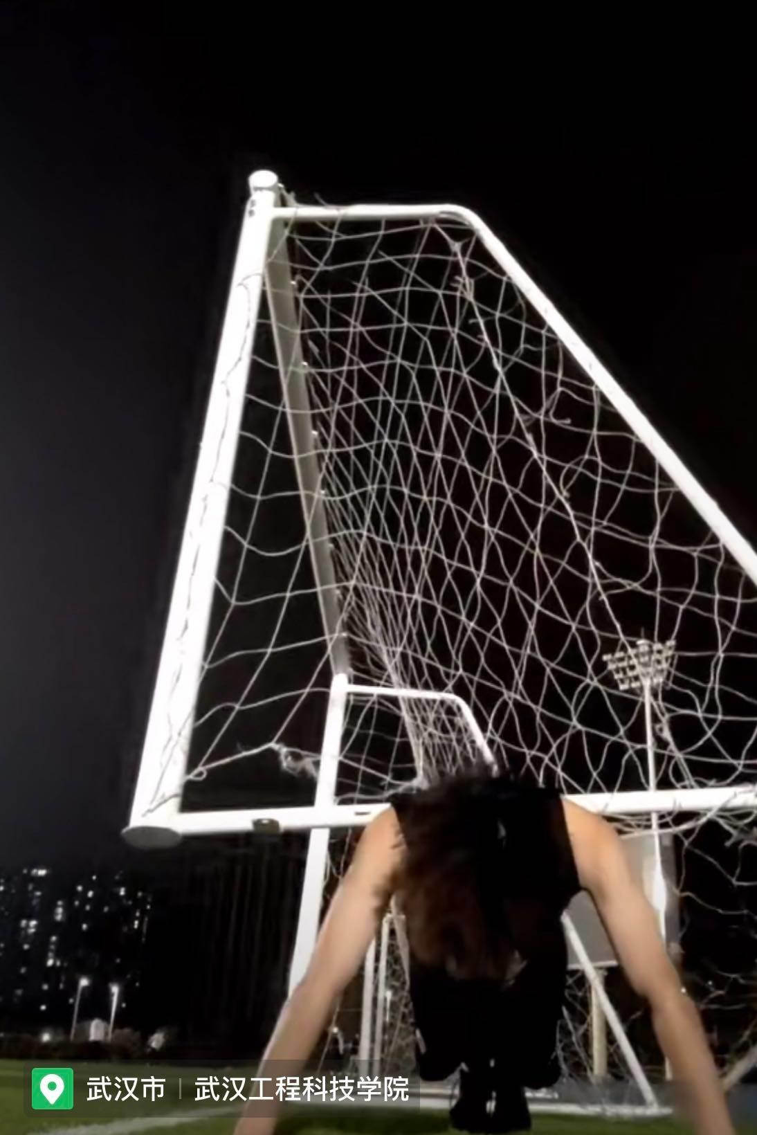 大学生操场扛球门做俯卧撑超然,大学生操场扛球门做俯卧撑原视频