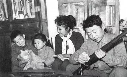 戴“绿帽”怎么办？黄老口吐青烟，回答两字。老人家：有个性。