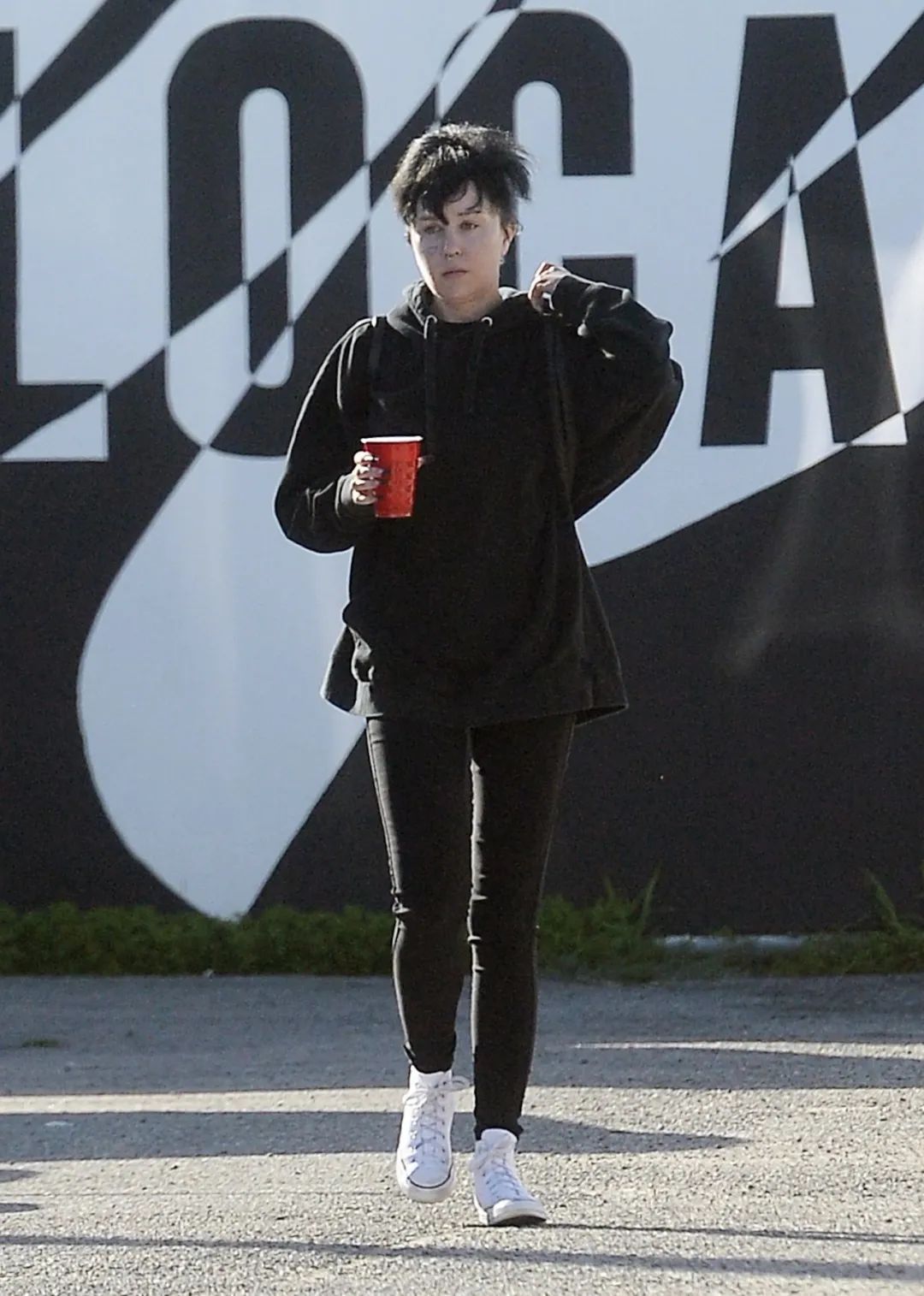 好莱坞女演员，赤身裸体在洛杉矶街头游荡，被关入精神病院