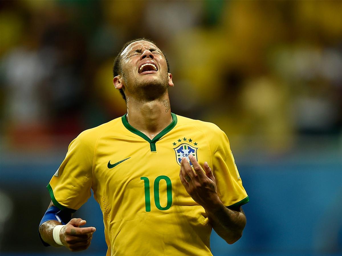 内马尔花式运球激怒对手,内马尔面对犯规一笑泯恩仇