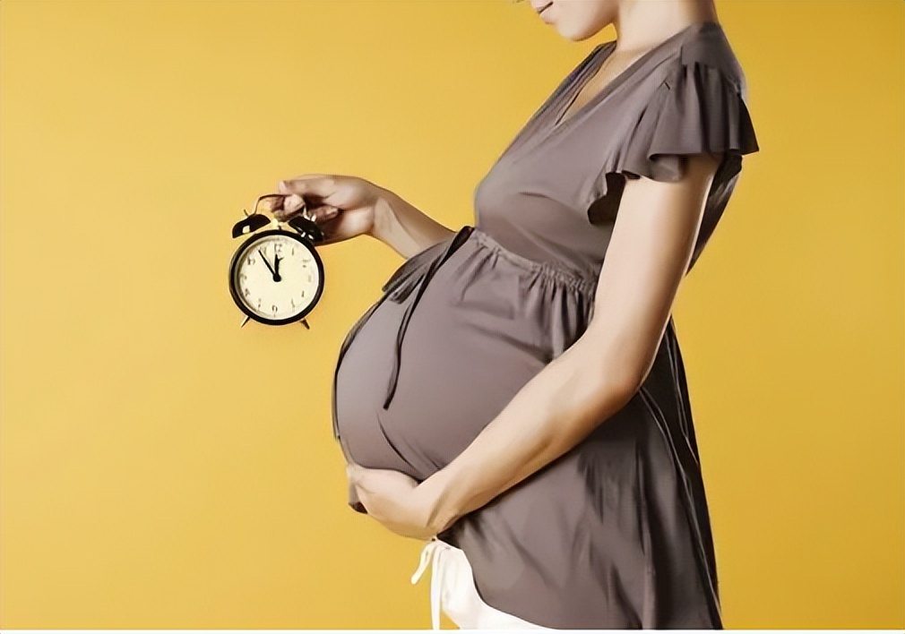 女孩腹痛就医，医生检查发现其阴道处的紫蓝色膨隆，立即引起重视