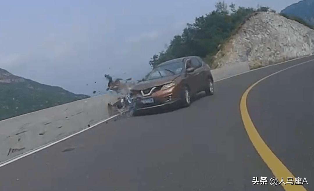 重庆一隧道两摩托车相撞死者身份,重庆隧道内两摩托车相撞路人视觉