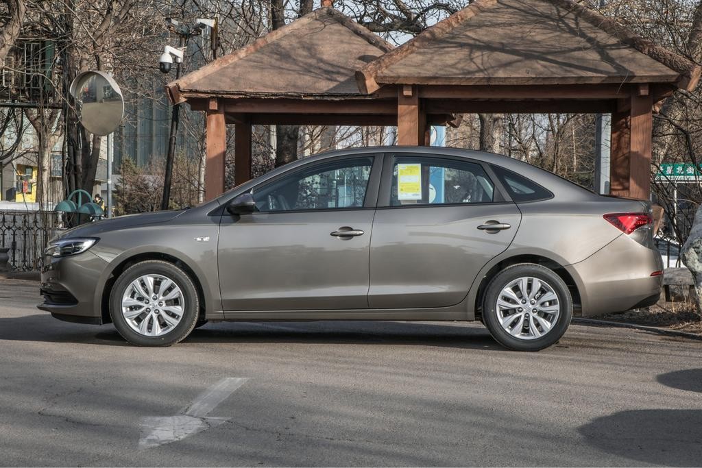 10万左右的家用轿车大比拼,10万以内四款家用小型车测试