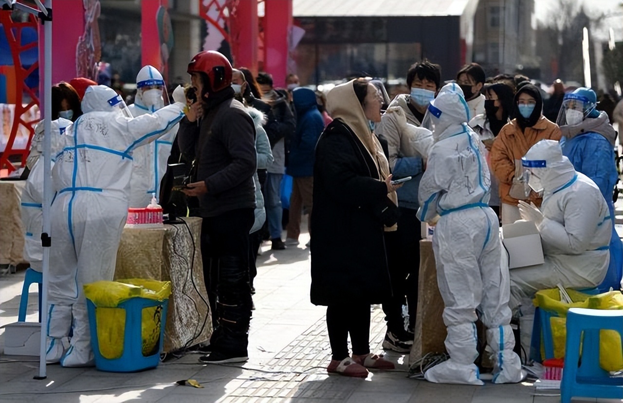 害怕疫情封校，大学生深夜拉着行李箱“出逃”，徒步前往火车站