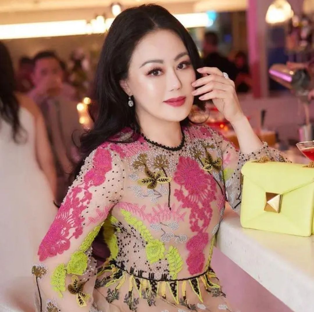 香港第一败家女，败光2个亿万富翁，为还2.5亿债款41岁做“*星艳**”