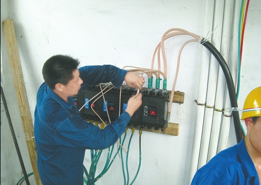 03年轰动中央的大案，19岁少年偷走高考试卷，万千考生因此落榜