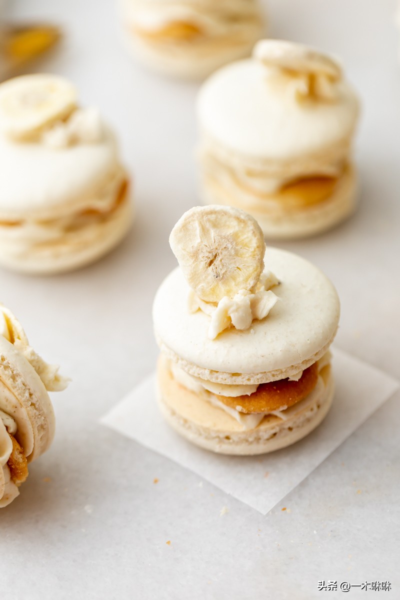 香蕉布丁风味法式马卡龙、香蕉布丁糖霜、尼拉威化饼和冻干香蕉